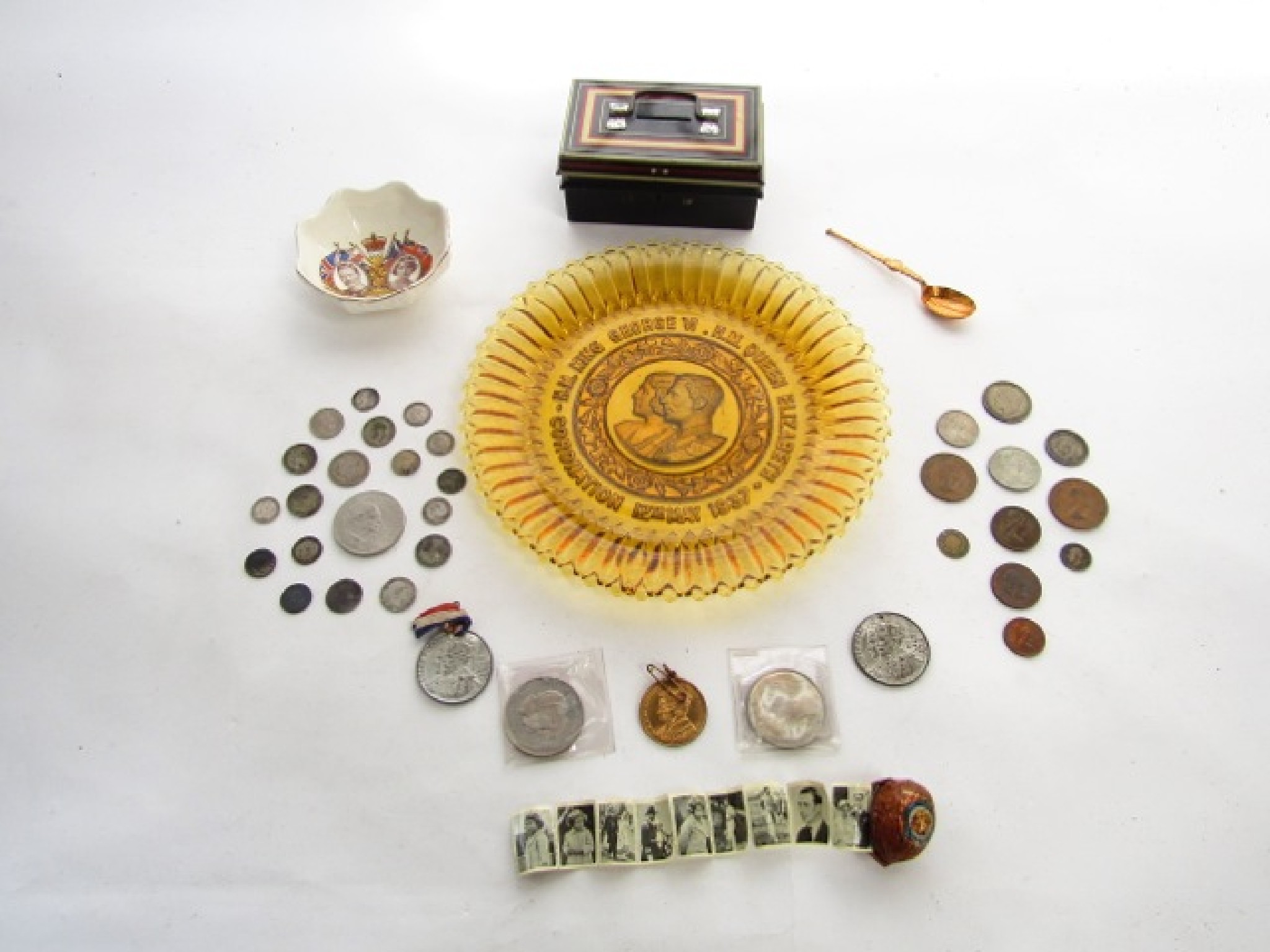 Appraisal: A small collection of coinage and commemorative medals together with