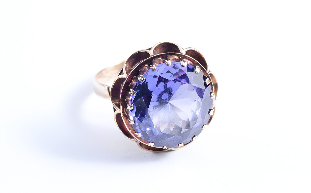 Appraisal: K COLOR CHANGING SAPPHIRE RING K yellow gold ring centers