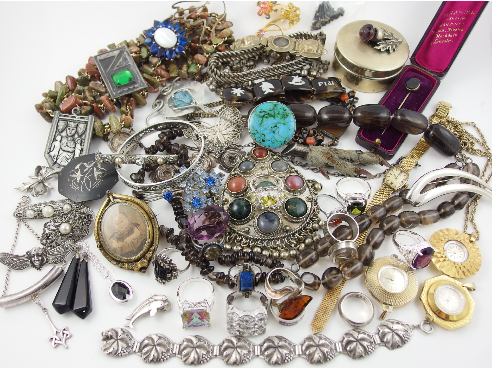 Appraisal: A good collection of silver and costume jewellery