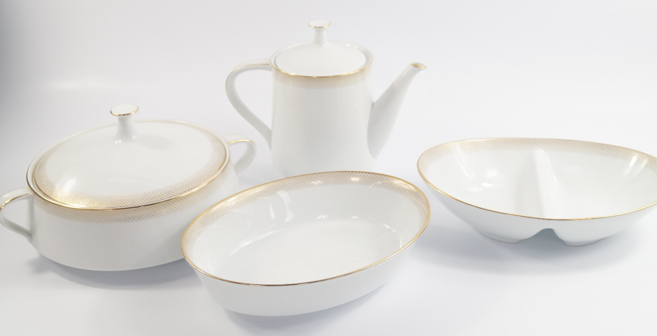 Appraisal: A Noritake porcelain dinner and coffee service decorated in the