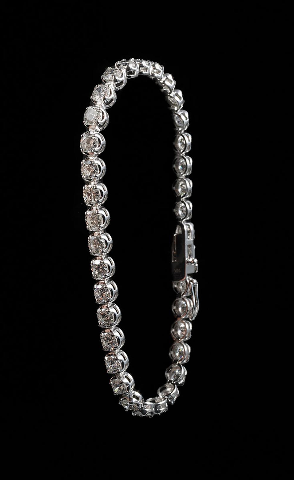 Appraisal: kt White Gold and Diamond Tennis Bracelet set with round