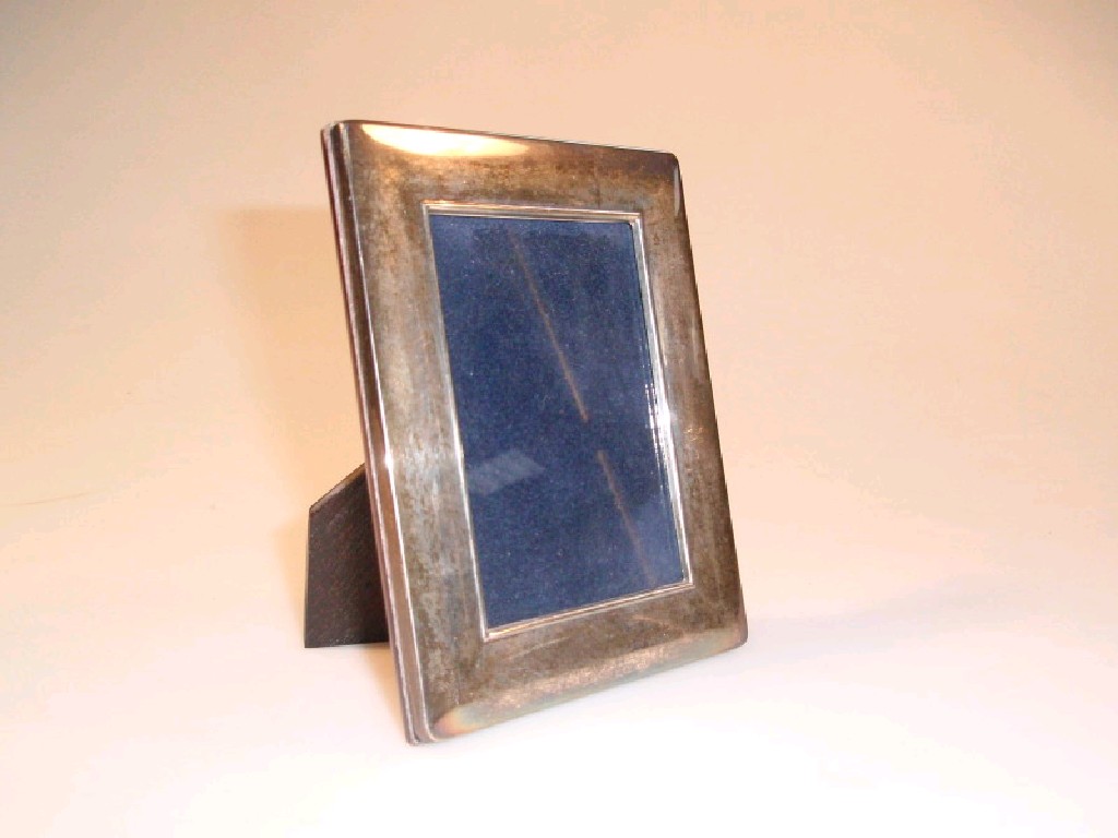 Appraisal: A modern silver photograph frame of rectangular form x cm