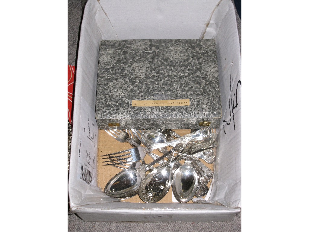 Appraisal: Box of loose cutlery and a cased set of fish