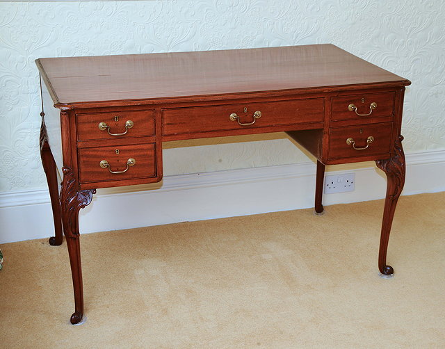 Appraisal: A TH CENTURY MAHOGANY DRESSING TABLE with five drawers around