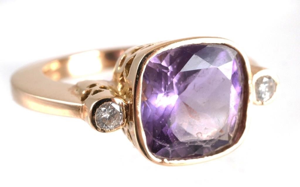 Appraisal: K yellow gold ring contains one cushion mixed cut amethyst