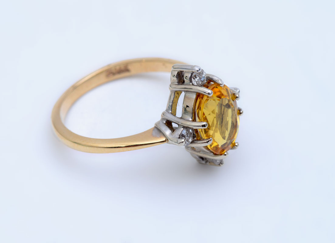 Appraisal: K OVAL CUT CITRINE RING WITH DIAMONDS Yellow and white