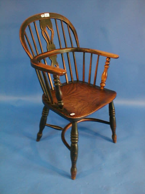 Appraisal: An early thC ash and elm low back Windsor chair