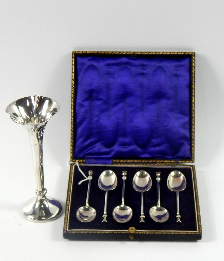 Appraisal: A set of six George V silver seal top teaspoons