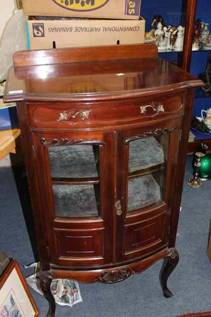 Appraisal: AN EDWARDIAN MAHOGANY BOW FRONTED MUSIC CABINET with glazed door