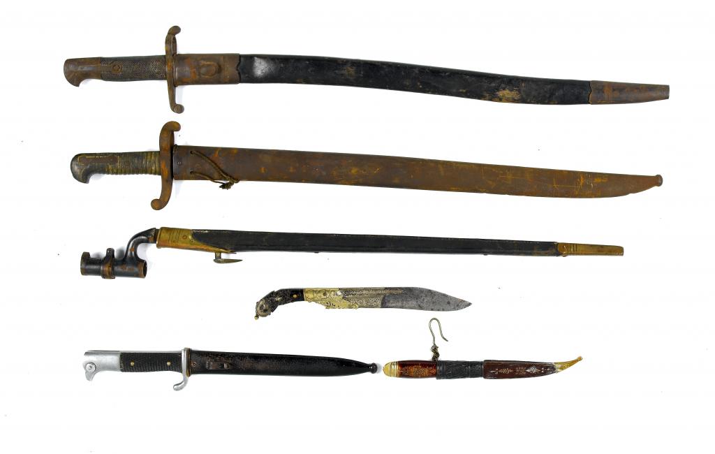 Appraisal: A SINHALESE DAGGER PIHA-KAETTA with steel and chiselled brass blade