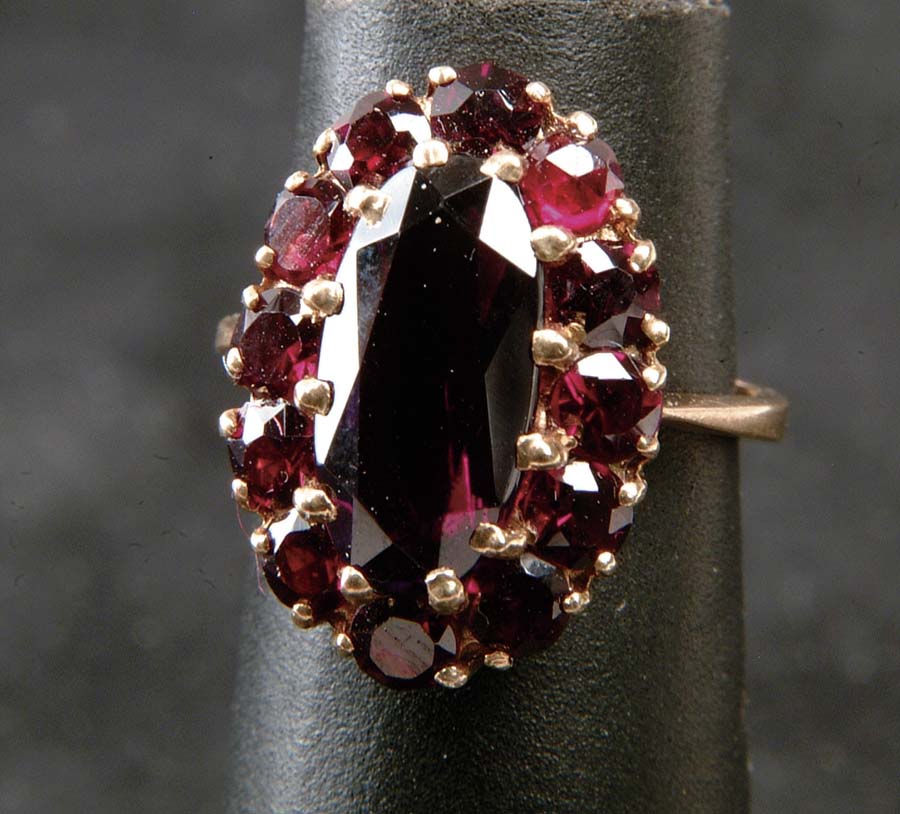 Appraisal: K GARNET CLUSTER RING Beautiful k yellow gold ring has