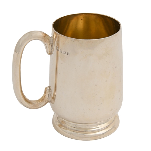 Appraisal: A George V silver mug of unusually heavy gauge on