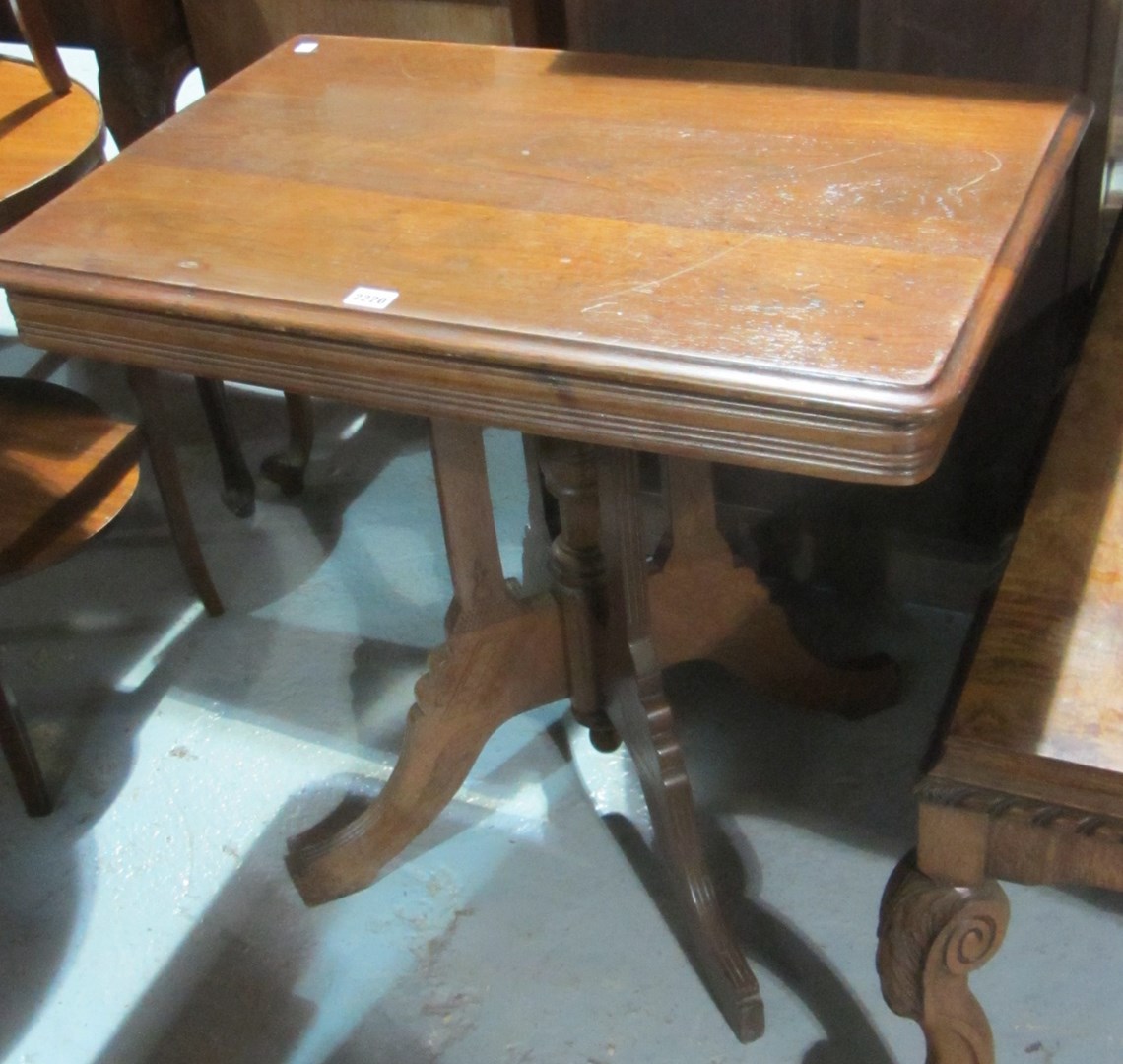 Appraisal: A rectangular oak occasional table