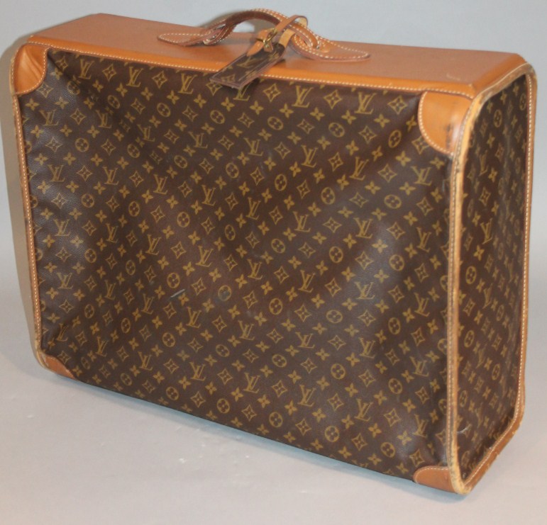 Appraisal: A thC Louis Vuitton leather travel case in LV initial