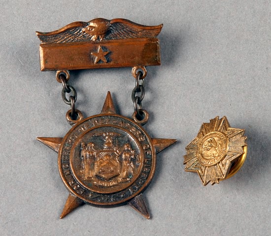 Appraisal: Veteran of Foreign Wars lapel pin and a Defenders of