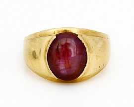 Appraisal: A ct gold oval star ruby signet ring size U