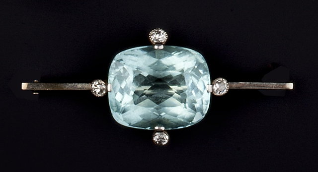 Appraisal: AN AQUAMARINE AND DIAMOND BAR BROOCH the cushion-shaped mixed-cut aquamarine