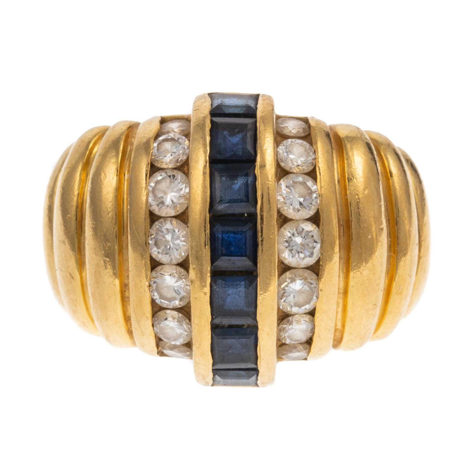 Appraisal: A RIBBED SAPPHIRE DIAMOND RING IN K K yellow gold