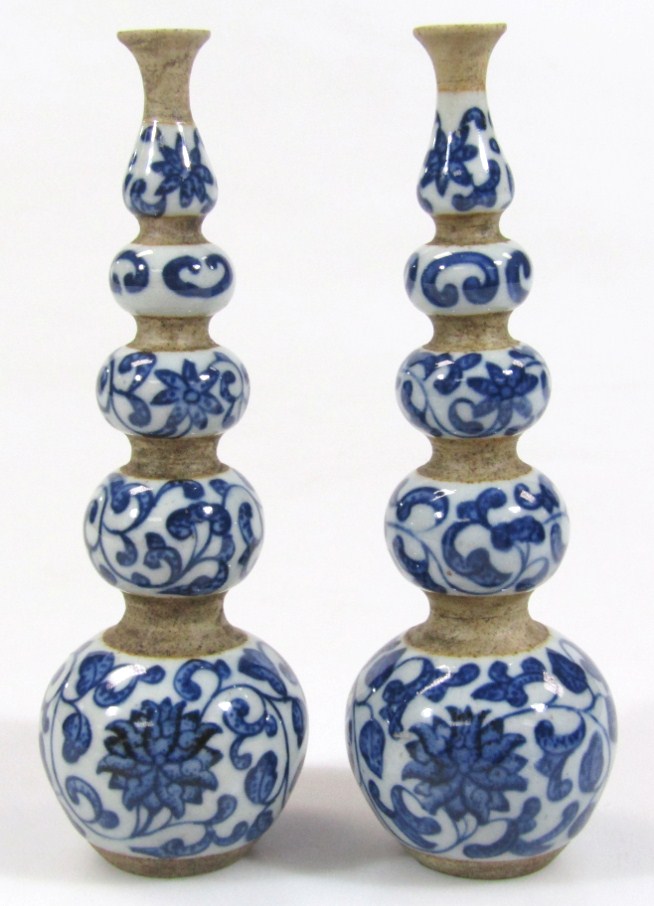 Appraisal: A pair of Kangxi style Chinese porcelain blue and white