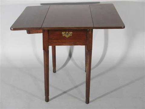 Appraisal: HEPPLEWHITE MAHOGANY DROP LEAF TABLE Early th century the rectangular