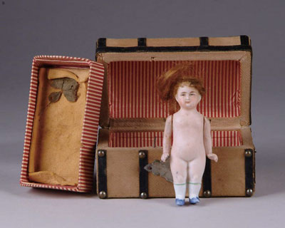 Appraisal: DOLL TRUNK W DOLL A finely detailed doll trunk with