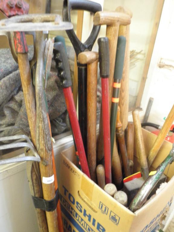 Appraisal: A quantity of garden and other tools