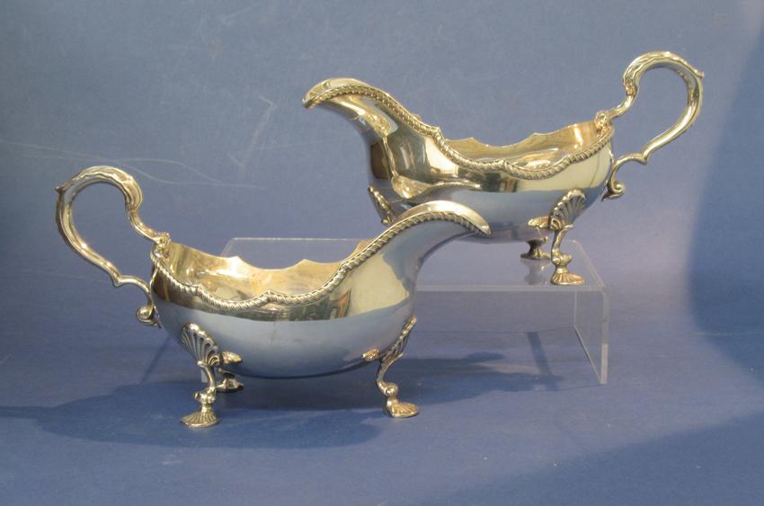 Appraisal: A PAIR OF SAUCE BOATS of shaped oval form with