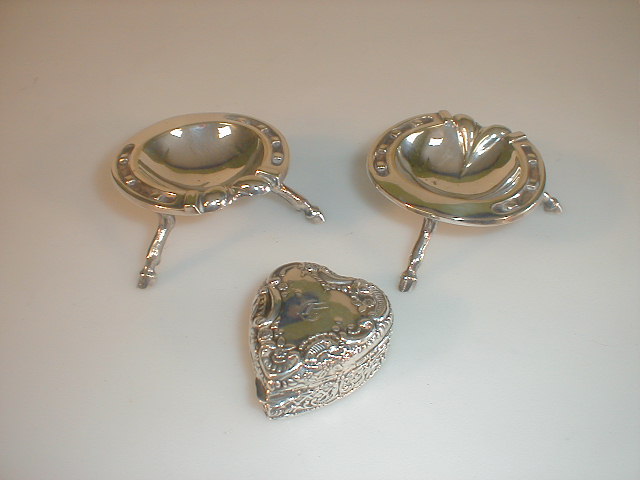 Appraisal: An Edward VII silver heart shaped pill box embossed with