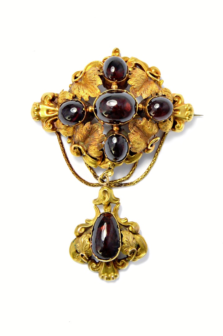 Appraisal: A mid Victorian gold and carbuncle garnet set brooch in