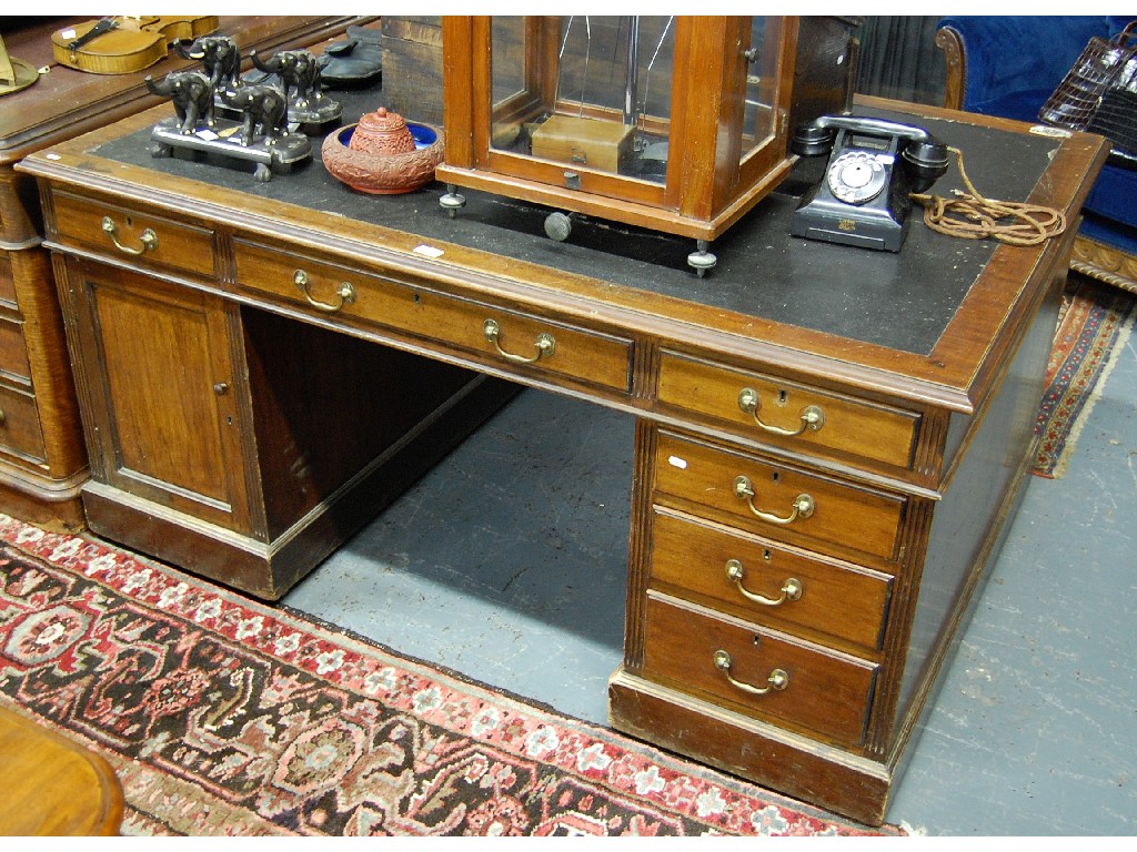 Appraisal: An Edwardian mahogany pedestal partners desk the rectangular top having