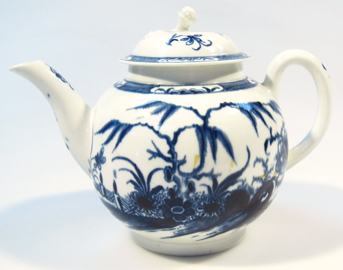 Appraisal: An thC Worcester blue and white teapot Candle Fence pattern