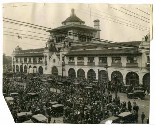 Appraisal: Houdini Harry Photograph of Houdini in Crowd After Strait Jacket