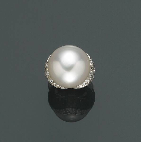 Appraisal: A South Sea cultured pearl and diamond ring pearl measuring