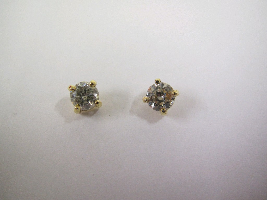 Appraisal: Eighteen carat gold mounted diamond stud earrings with each brilliant