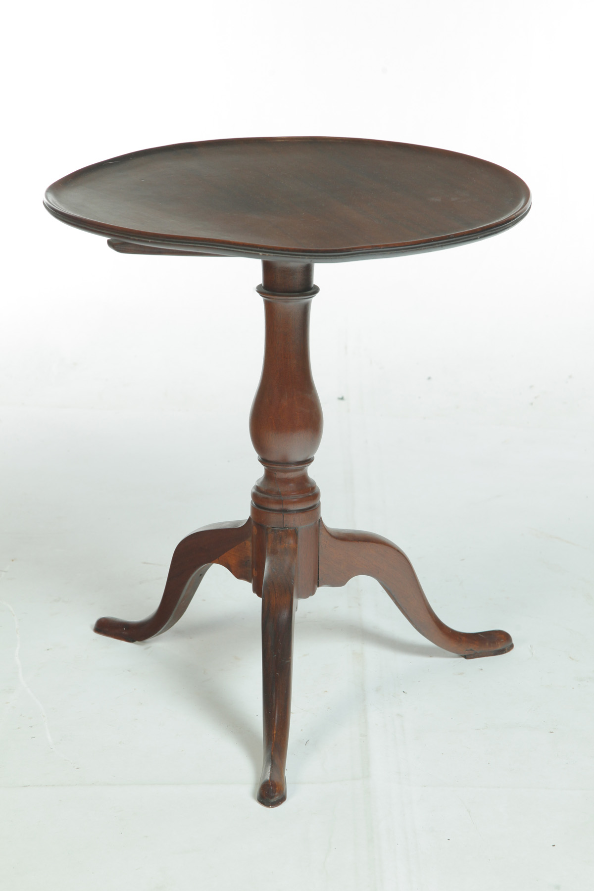 Appraisal: QUEEN ANNE TILT TOP TABLE England ca mahogany Dish top