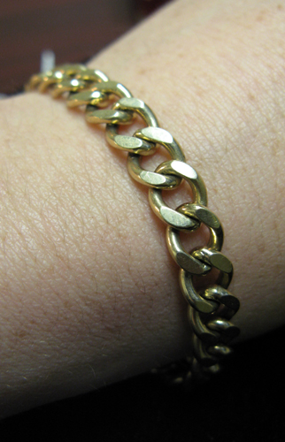 Appraisal: FOURTEEN KARAT YELLOW GOLD CHAIN BRACELET inch curb link chain