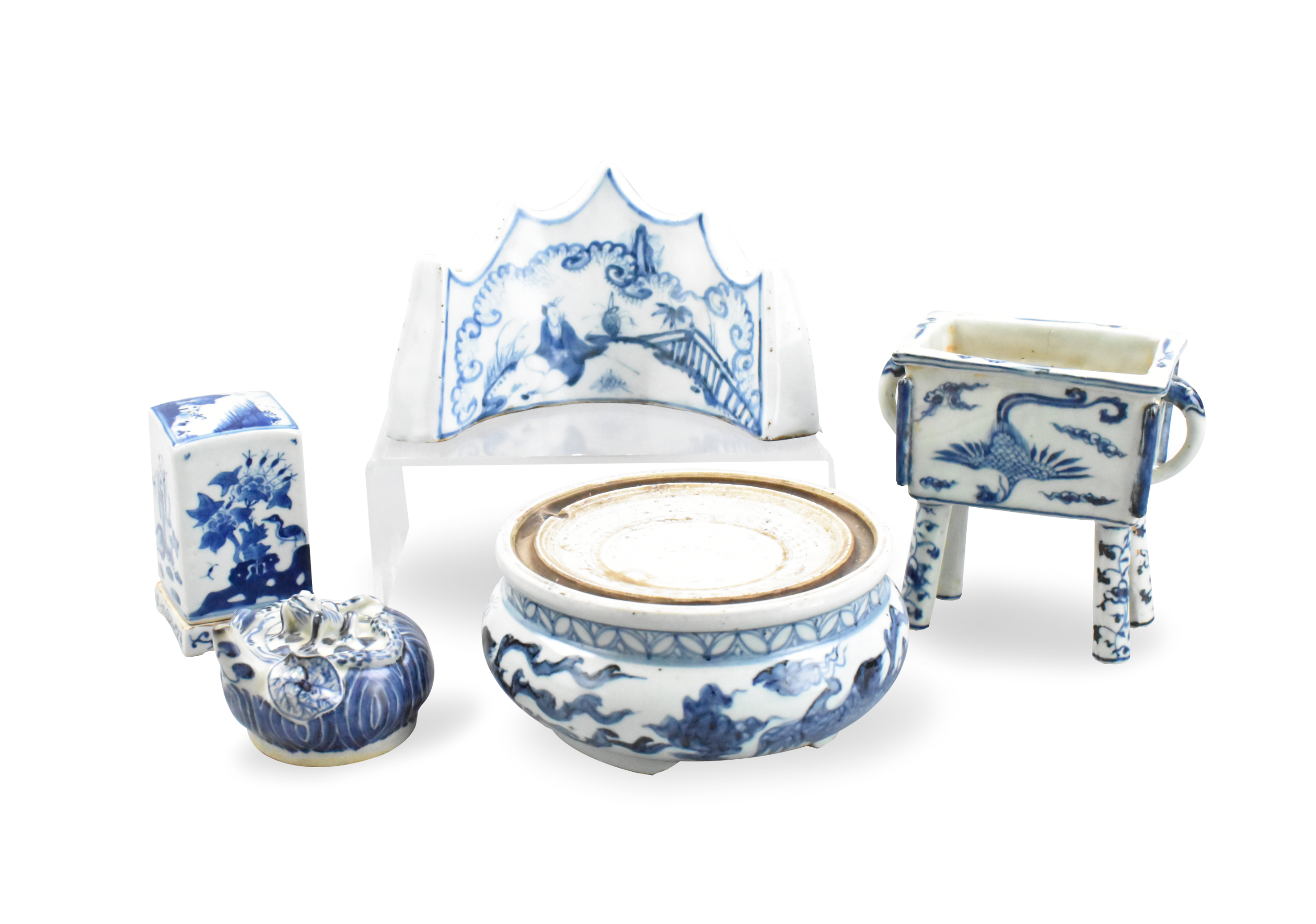 Appraisal: A group of five Chinese blue and white table objects