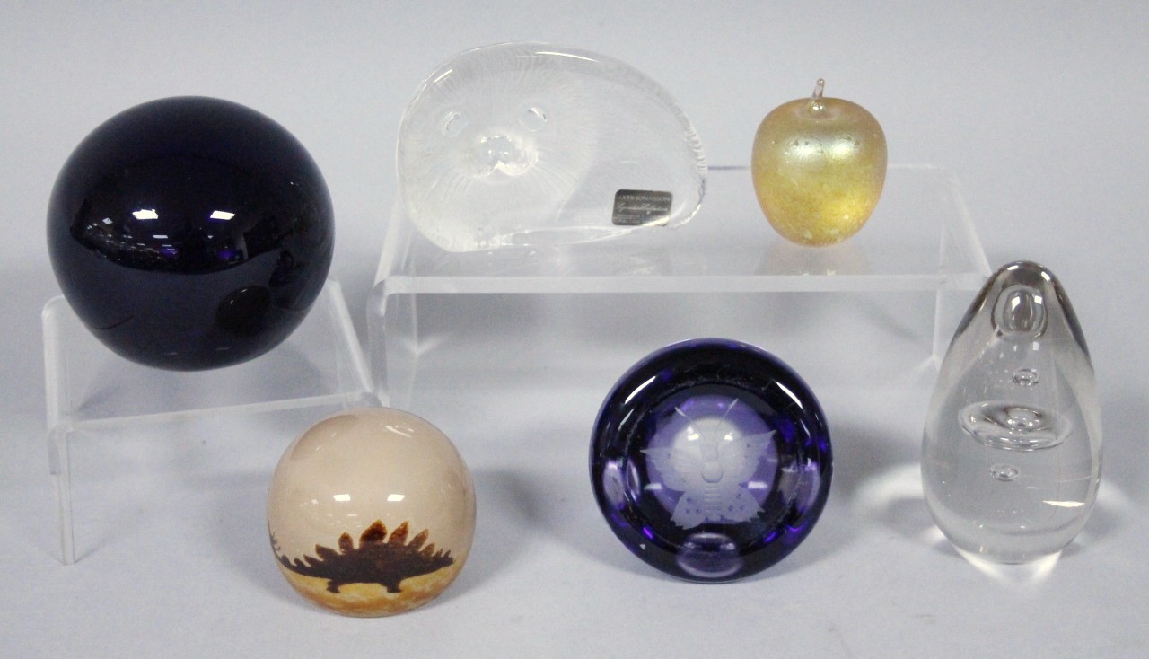 Appraisal: Various glassware to include a small John Ditchfield glass apple