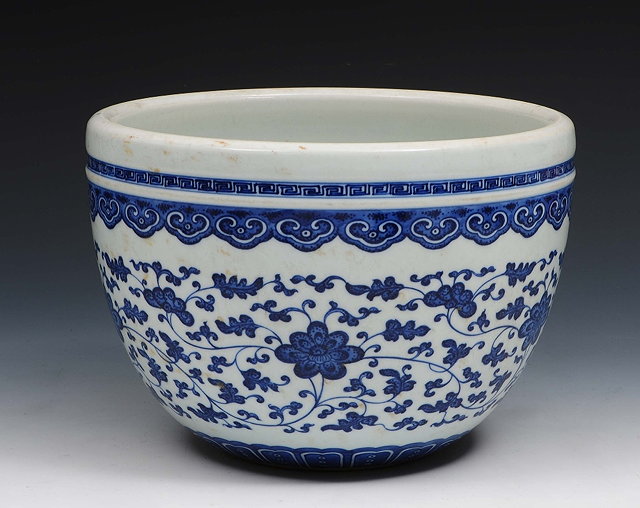 Appraisal: A Chinese blue and white porcelain fish bowl th Centuryhaving