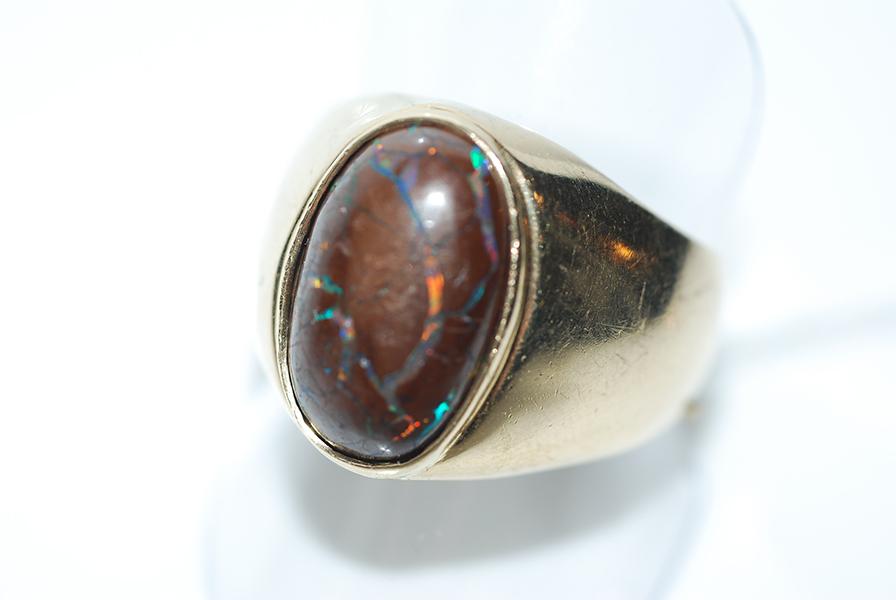 Appraisal: A BOULDER OPAL SIGNET RING IN CT GOLD A F