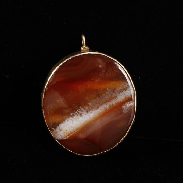 Appraisal: Yellow gold mounted agate pin pendant