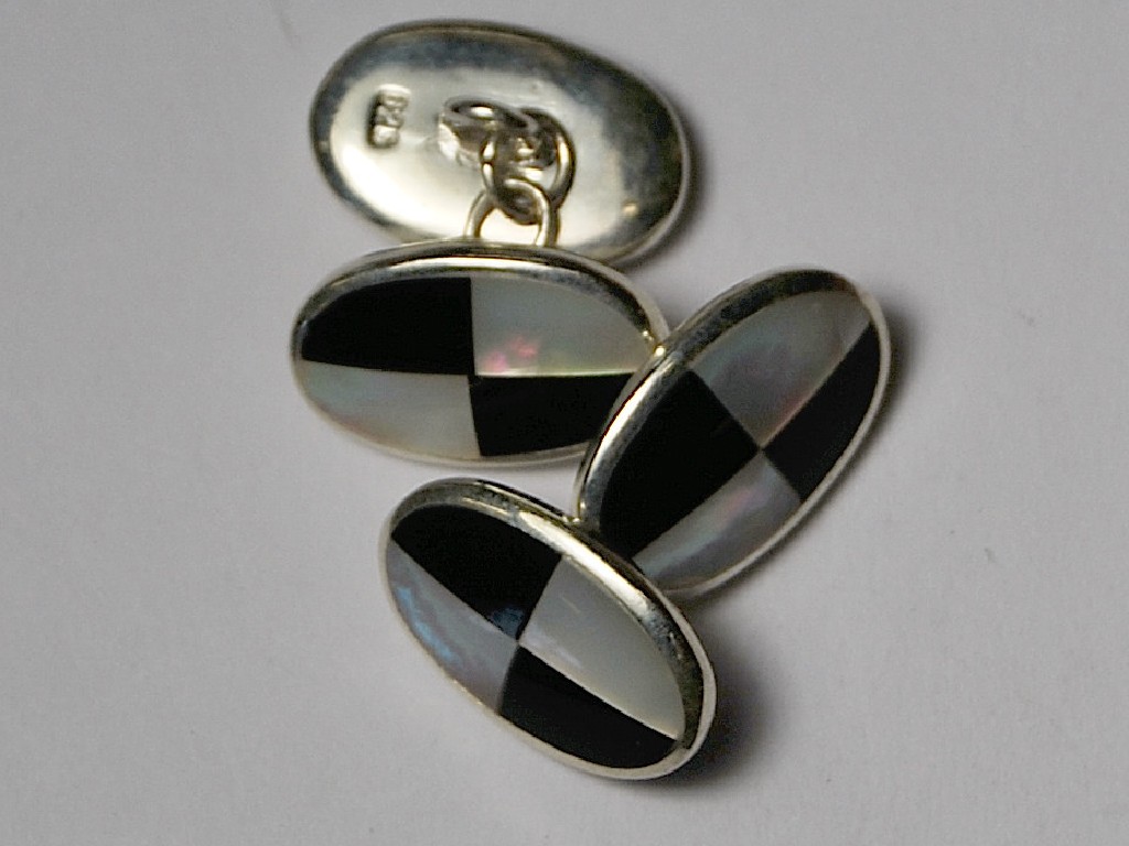 Appraisal: Pair of mother-of-pearl and onyx chequerboard-style chain link cufflinks