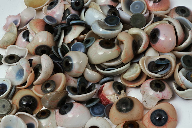 Appraisal: A LARGE COLLECTION OF OLD GLASS EYES APPROX in number