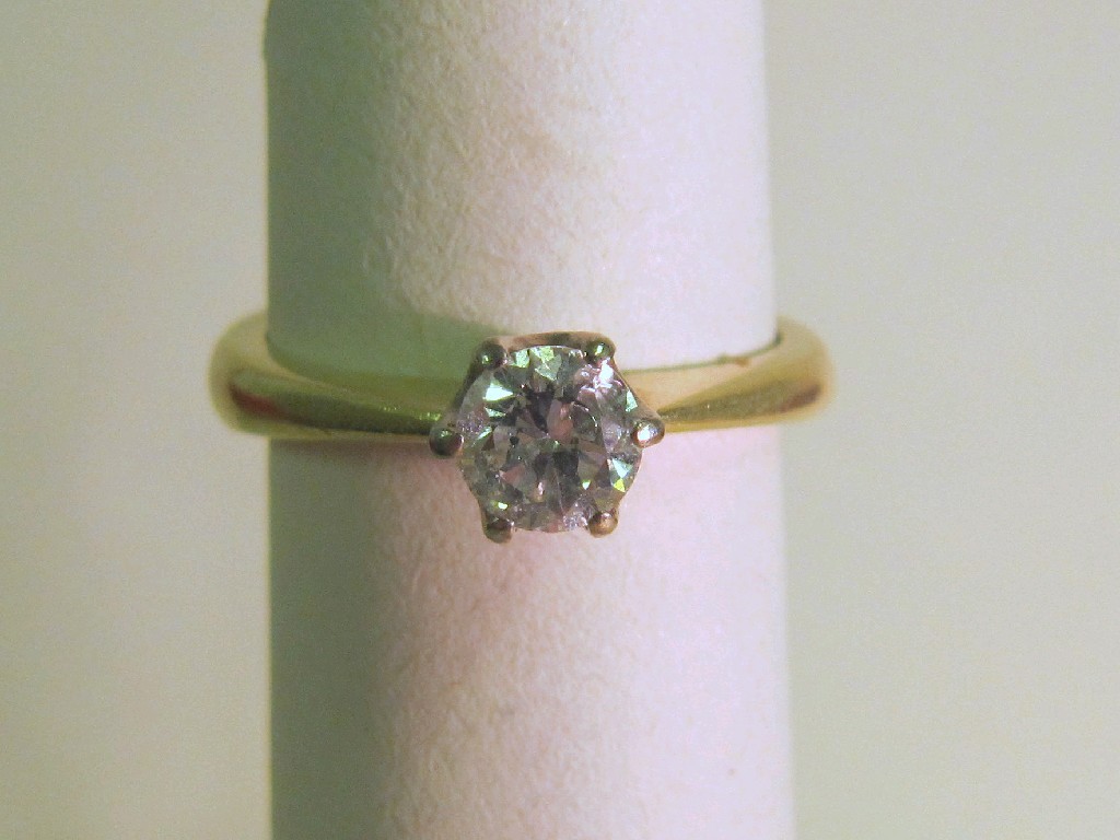 Appraisal: Eighteen carat gold point diamond solitaire ring