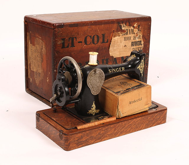 Appraisal: A SINGER SEWING MACHINE contained within a pine travelling box