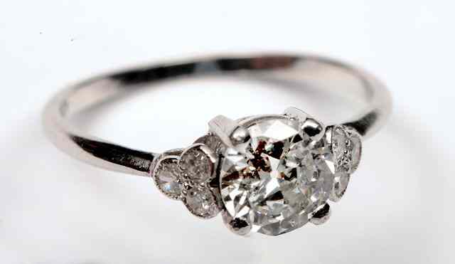 Appraisal: A DIAMOND SET SOLITAIRE RING claw set brilliant cut diamond