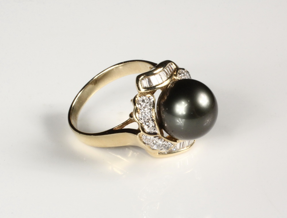 Appraisal: LADY'S RING - K Yellow Gold mm Black Pearl and