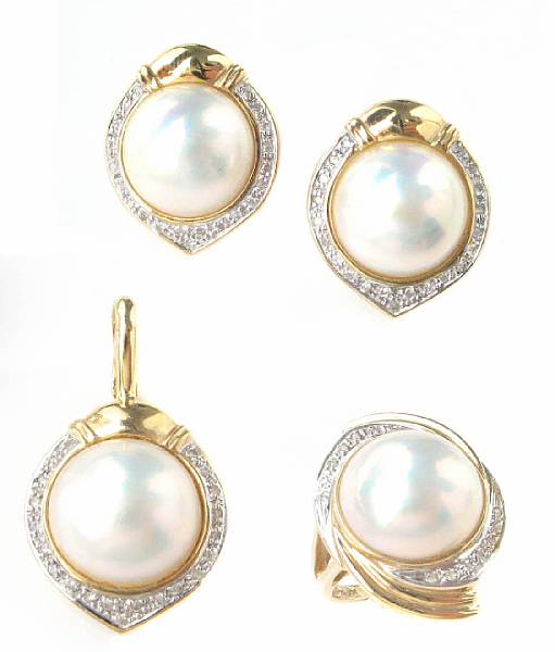 Appraisal: A collection of mabe' pearl diamond and k gold jewelry