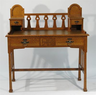 Appraisal: An oak desk in the style of Shapland and Petter