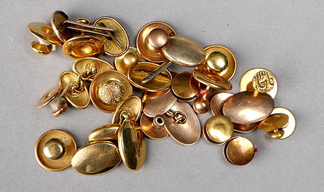 Appraisal: A COLLECTION TO INCLUDE two pairs of ct gold cufflinks